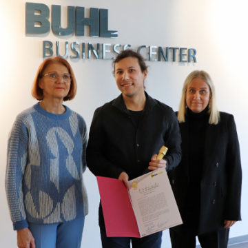 Die geschäftsführende Gesellschafterin der BUHL Gruppe, Charlotte Buhl, sowie Holding-Geschäftsführerin Daniela Müller gratulieren Moritz Schönauer zum 10-jährigen Jubiläum.
