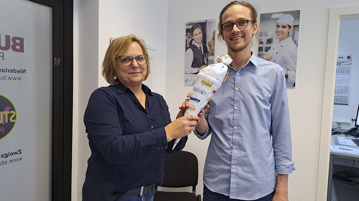 Dortmunds Niederlassungsleiterin Sabine Küsters begrüßt unseren Auszubildenden Alexander Marowski.
