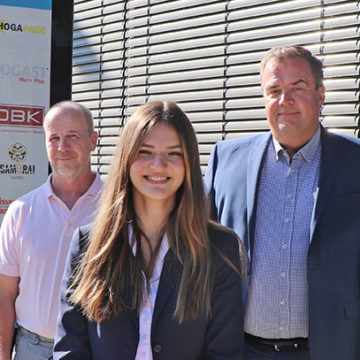 Ein guter Start ins Berufsleben: Auszubildende Anne-Lena Feistle wurde von HR-Manager Ulrich Mannes (links) und BUHL Services-Geschäftsführer David Kammel (rechts) begrüßt.