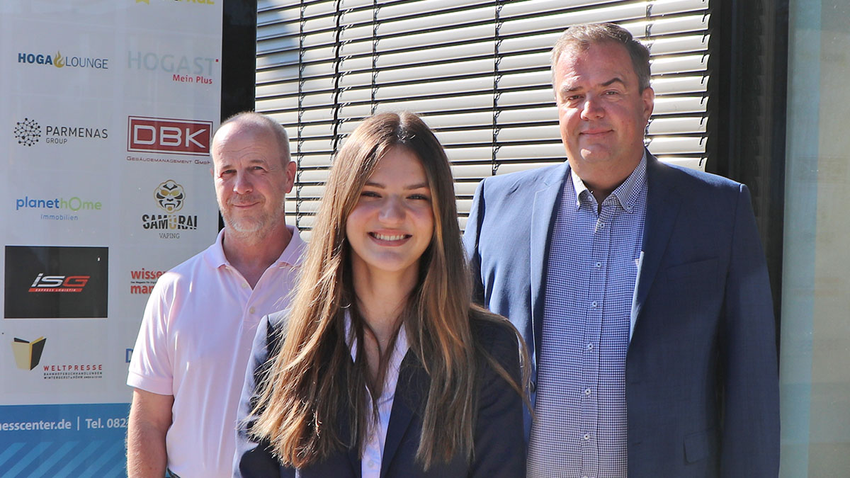 Ein guter Start ins Berufsleben: Auszubildende Anne-Lena Feistle wurde von HR-Manager Ulrich Mannes (links) und BUHL Services-Geschäftsführer David Kammel (rechts) begrüßt.