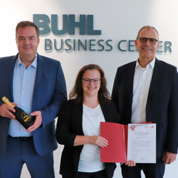 BUHL Services-Geschäftsführer David Kammel (links) und Leiter Konzernrechnungswesen Richard Wagner (rechts) überreichten Daniela Gerstmeier ihre Jubiläumsurkunde.