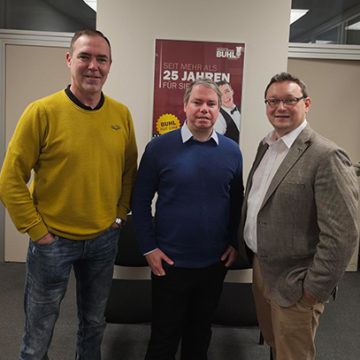 Regionalleiter Paul Müller (links) und STUDENTpartout-Geschäftsführer Ulf Lampke (rechts) gratulieren Carsten Knobloch zu seinem 10-jährigen Firmenjubiläum bei BUHL.