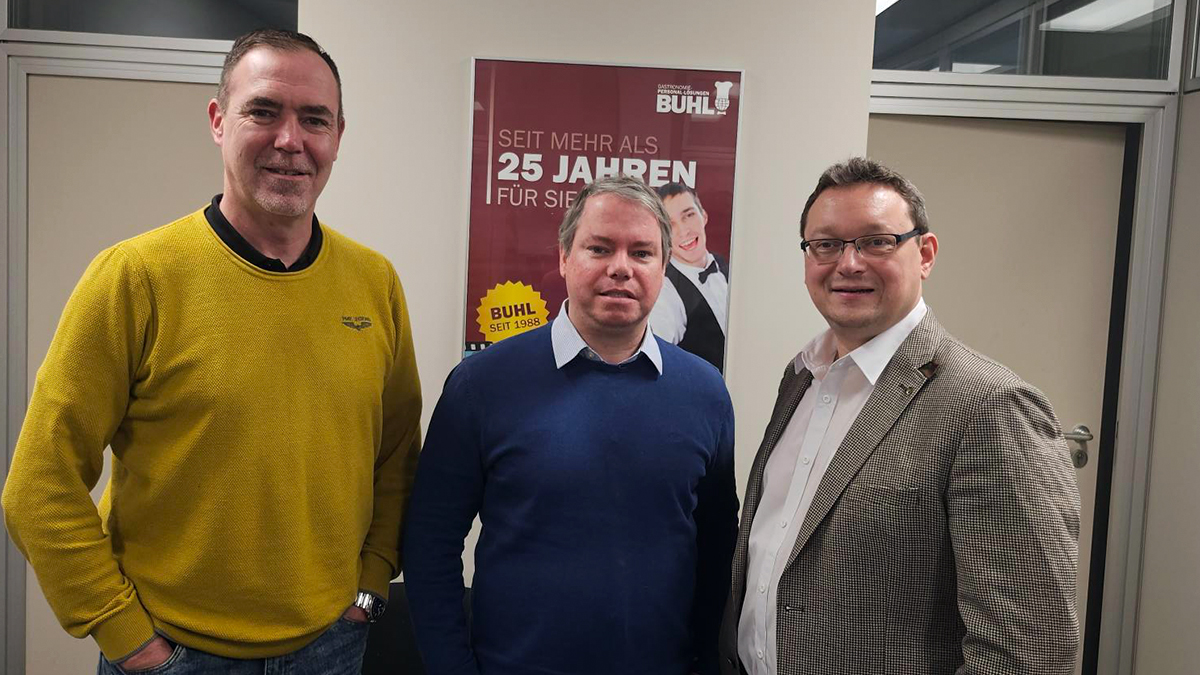 Regionalleiter Paul Müller (links) und STUDENTpartout-Geschäftsführer Ulf Lampke (rechts) gratulieren Carsten Knobloch zu seinem 10-jährigen Firmenjubiläum bei BUHL.