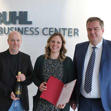 BUHL Services-Geschäftsführer David Kammel (rechts) und HR-Manager Ulrich Mannes (links) überreichten Marina Riedelsberger die Jubiläumsurkunde.