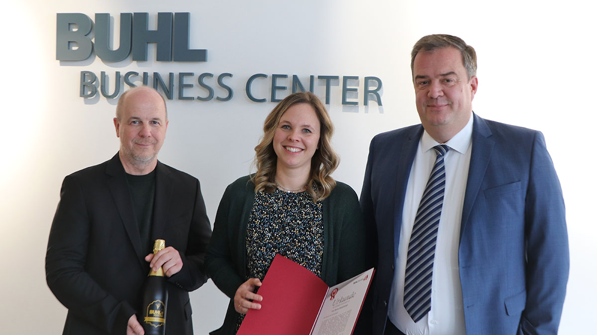 BUHL Services-Geschäftsführer David Kammel (rechts) und HR-Manager Ulrich Mannes (links) überreichten Marina Riedelsberger die Jubiläumsurkunde. 