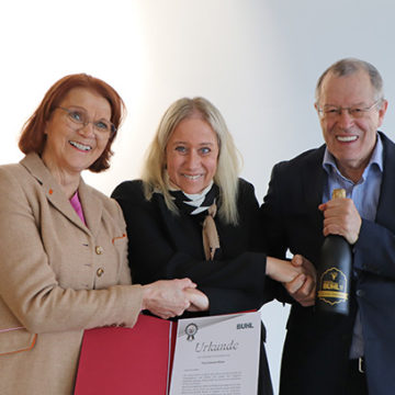 Charlotte Buhl (links), Geschäftsführende Gesellschafterin der BUHL Gruppe, und Hermann Buhl (rechts), Gesellschafter der BUHL Gruppe gratulieren Holding-Geschäftsführerin Daniela Müller zu ihrem 10-jährigen Jubiläum.