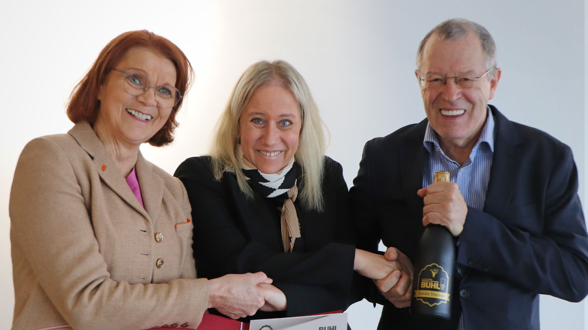 Charlotte Buhl (links), Geschäftsführende Gesellschafterin der BUHL Gruppe, und Hermann Buhl (rechts), Gesellschafter der BUHL Gruppe gratulieren Holding-Geschäftsführerin Daniela Müller zu ihrem 10-jährigen Jubiläum. 