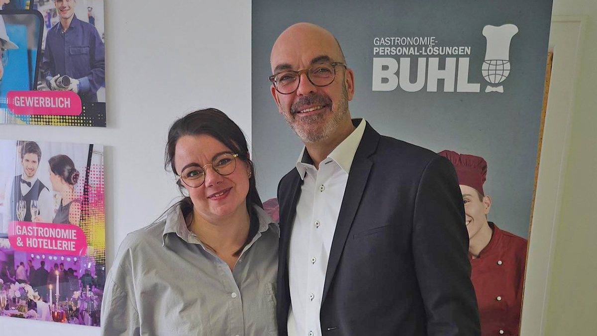 BUHL Personal-Geschäftsführer Matthias Recknagel gratulierte Natalie Lampke zu ihrem Firmenjubiläum.