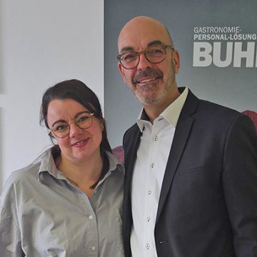 BUHL Personal-Geschäftsführer Matthias Recknagel gratulierte Natalie Lampke zu ihrem Firmenjubiläum.