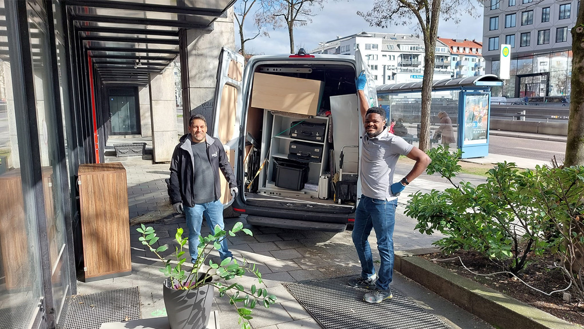 Tatkräftige Unterstützung: Niederlassungsleiter Martin Gular mit einem externen STUDENTpartout-Mitarbeiter beim Umzug. 