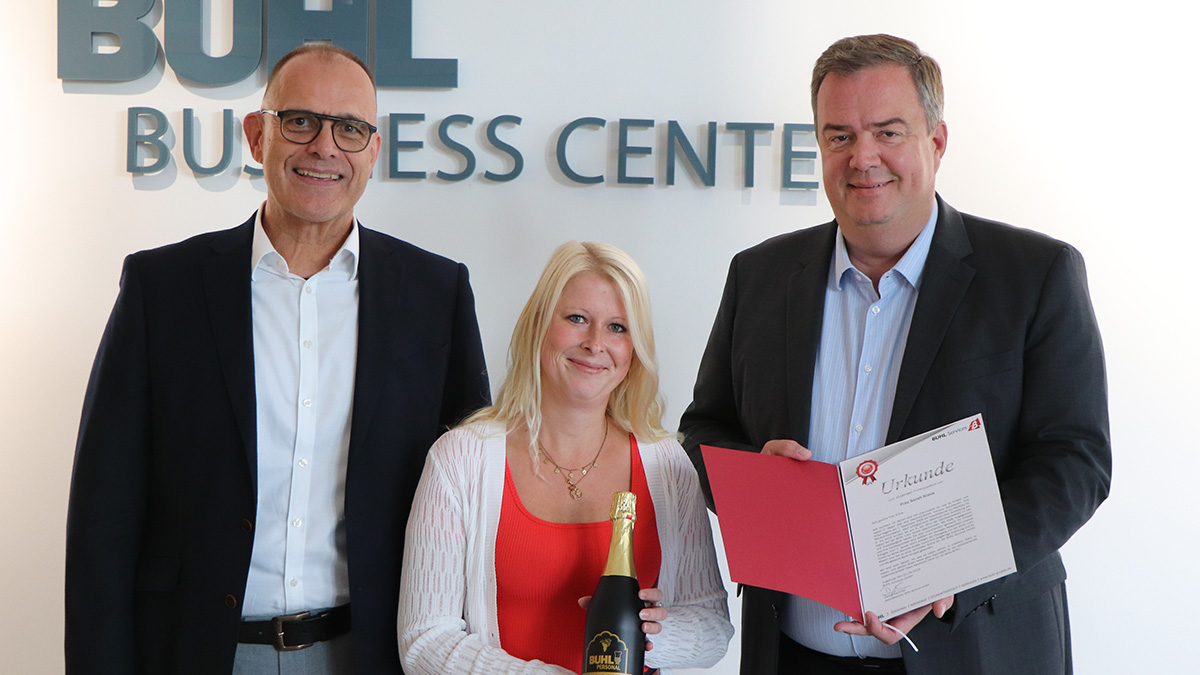 Leiter des Konzernrechnungswesens Richard Wagner (links) und BUHL Services Geschäftsführer David Kammel (rechts) gratulierten Sarah Kraus zu ihrem 15-jährigen Jubiläum.